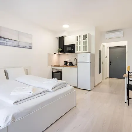 Апартаменты Grand Corvin With Balcony *